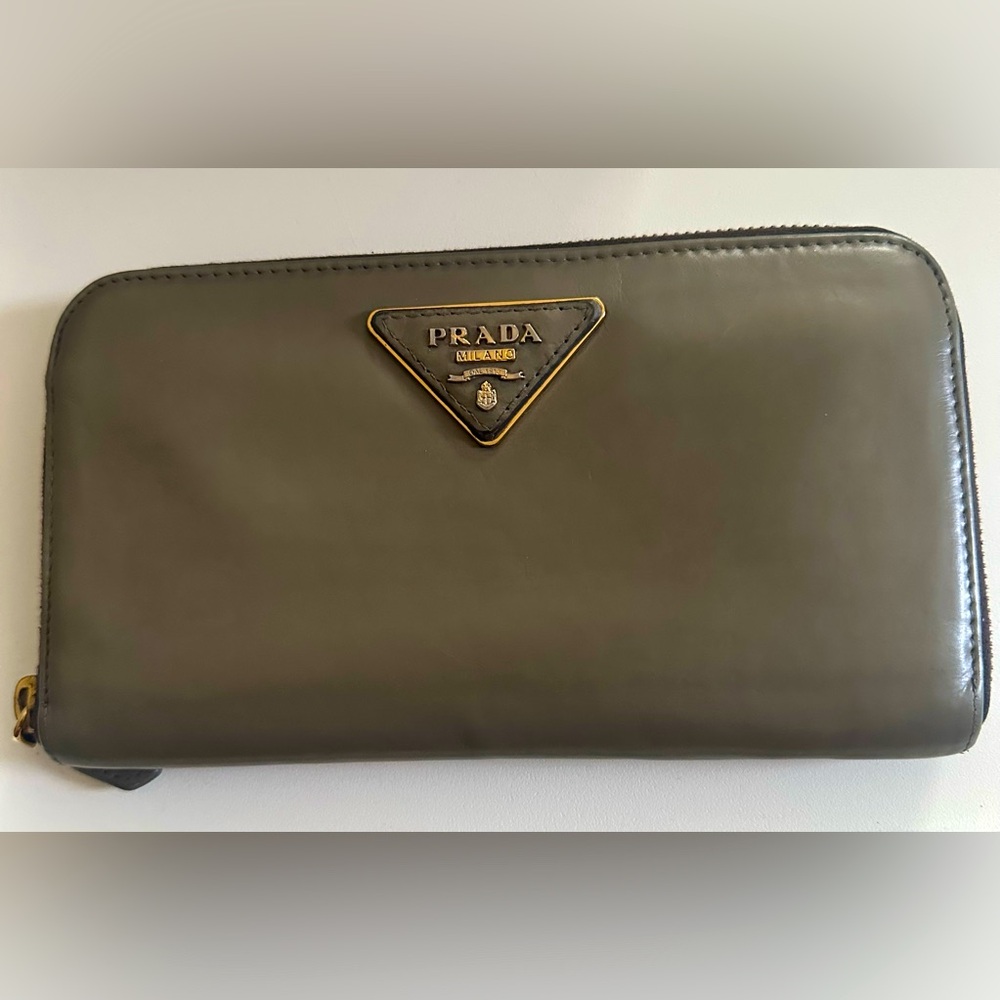 Prada preowned wallet 💯 authentic